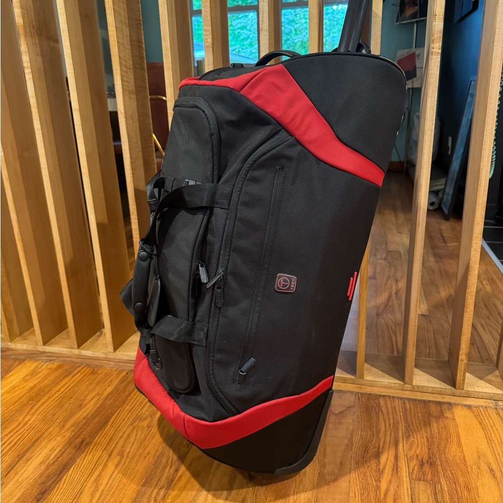 Tumi Black and Red Duffel Bag Durable Travel Essential - Picture 10 of 16